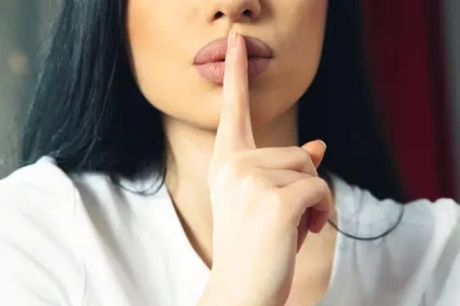 online seznamka seznamka ashley madison hacker seznamovaci platforma data uzivatelu falesny profil laska flirt diskretni pomer mimomanzelska afera cizoloznictvi chatbot uzivatelske informace profil